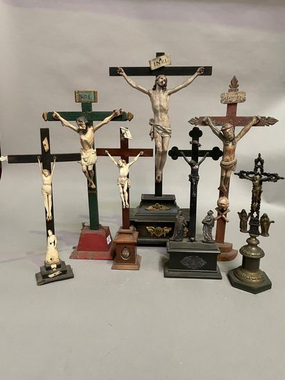 null Ensemble de crucifix en bois, bronze et métal

H : 61 à 36 cm