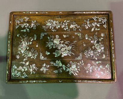 null Exotic wood tray with burgundy decoration of flowers. 

End of XIXth-beginning...