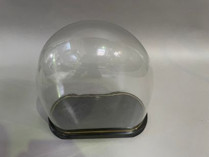 null Globe en verre sur socle en bois noirci.

42 x 33 x 16 cm