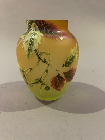 null 
Dans le goût de GALLE

Vase miniature ovoïde en verre multicouche blanc, rose...
