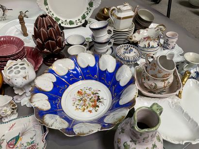 null Lot of porcelain and earthenware: various dishes, trays, dishes, oil lamps,...