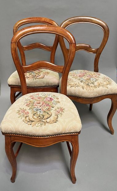 null Suite de quatre chaise en bois clair à dossier ajouré,

Style Louis XV

90 x...