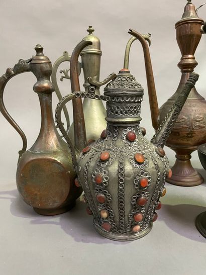 null Lot of pewter, brass and metal teapots and jugs.

H : 46 to 27 cm