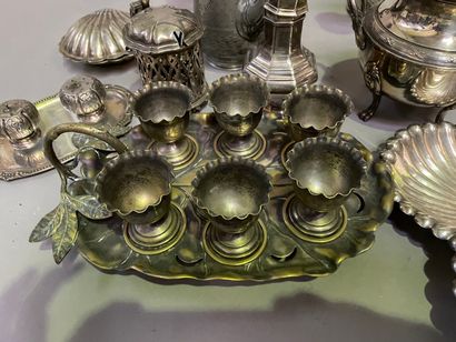 null Lot of silver plated metal: pourers, sugar bowl, pair of candlesticks, trays,...