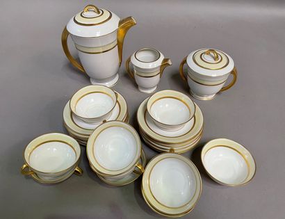 null Partie de service à thé en porcelaine de Limoges à décor de filets bleu et or...
