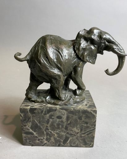null MILO (1955) 

Éléphant

Épreuve en bronze, signée. 

Base en marbre

13 cm (21...