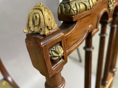 null Deux chaises : L'une en bois mouluré et sculpté, le dossier à colonnettes cannelées,...