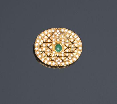 null Broche ovale ornée d’un cabochon d’émeraude au centre d’un pavage de brillants...