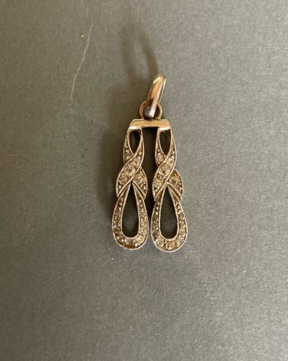 null Pendentif orné de deux boucles juxtaposées en lignes de diamants taillés en...