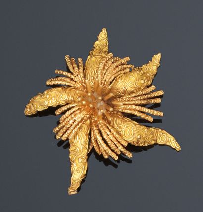 null BOUCHERON 

1970s yellow gold five-petal flower clip with applique interlacing...
