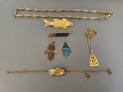 Lot of gold jewelry including :

- Two fatma...