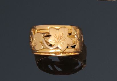 null Large wedding ring in yellow gold with ivy leaves. 

French work around 1900....