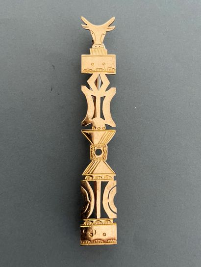 null Brooch in yellow gold openwork and engraved in the shape of a totem.

Weight...
