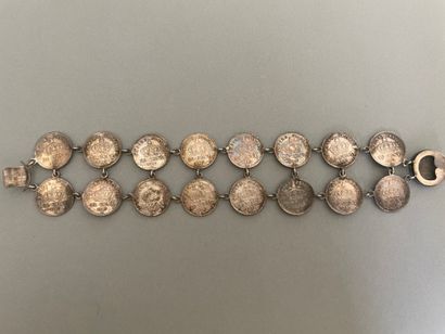 null Bracelet composé de 17 pièces de 20 centimes en argent (1867)

Poids : 20,3...