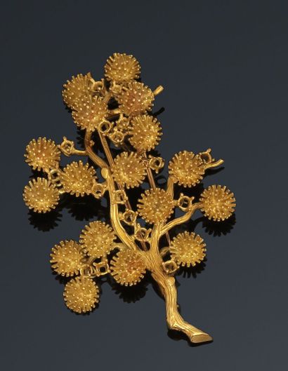 Yellow gold tree clip, the branches decorated...