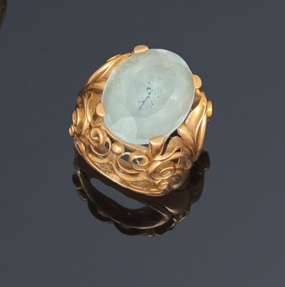 Ring with an oval aquamarine, the setting...