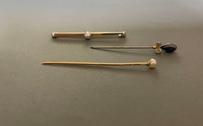 null Lot comprenant : une petite broche barrette en or gris ornée d'une perle bouton...