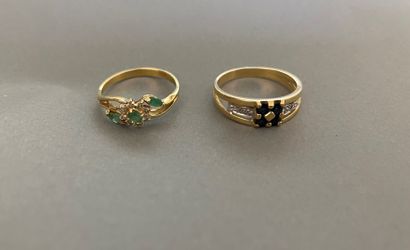 null Lot of two yellow gold rings, one emerald and diamonds, the other sapphires...
