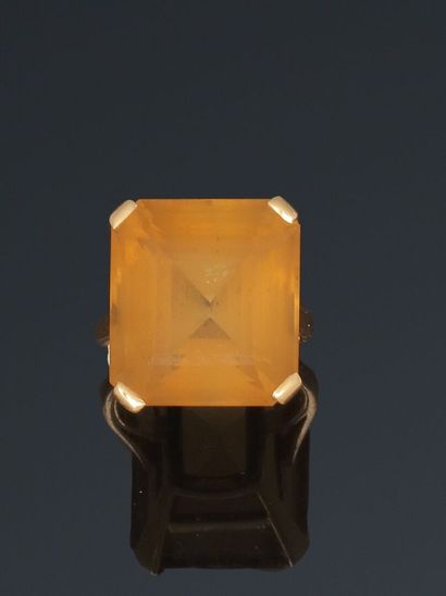 null Bague ornée d'une citrine rectangulaire à pans coupés montée en solitaire sur...