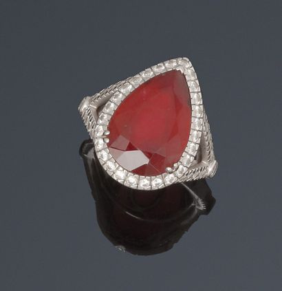 Ring decorated with a pear-shaped tourmaline...