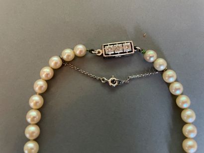 null Necklace of 79 cultured pearls in fall, the rectangular clasp in white gold...