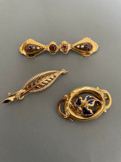 Lot of three antique brooches in yellow gold:...
