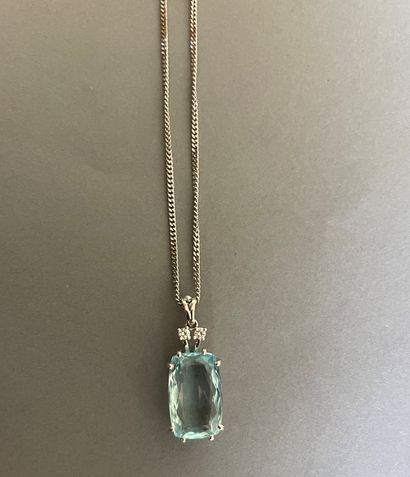 Pendant decorated with an oval aquamarine...