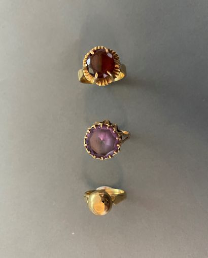 null Lot of three yellow gold rings, one with a synthetic spinel (9K), 

one with...