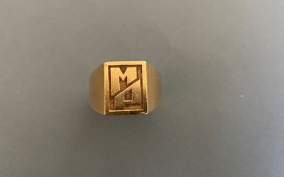 null Bague chevalière en or jaune gravée des initiales "M.P".

Poids : 12,6 g. -...