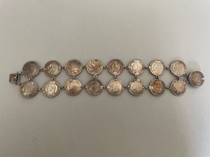 null Bracelet composé de 17 pièces de 20 centimes en argent (1867)

Poids : 20,3...