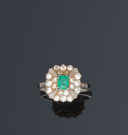 Ring set with a rectangular emerald (Acc.)...
