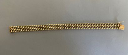null Bracelet ruban double chaine gourmette en or jaune. 

Poids : 27,9 g. - L. :...