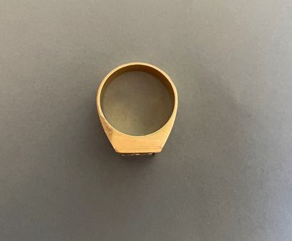 null Ring in yellow gold engraved with the initials "M.P".

Weight : 12,6 g. - TD...