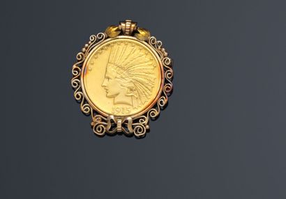 null Broche ornée d'une pièce de dix dollars or (1915) dans un cadre filigrané en...