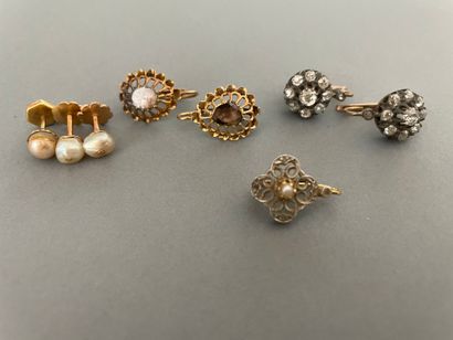 null Lot de bijoux anciens comprenant :

- Une paire de pendants d'oreilles, motifs...