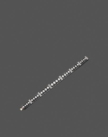 null VAN CLEEF & ARPELS 
Bracelet ruban souple orné d’une ligne de 28 brillants en...