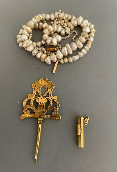 null Lot including : A miniature mezuzah pendant in yellow gold 

and an element...