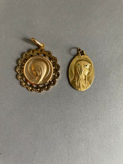 null Lot de trois médailles de baptême en or jaune (gravées - usures) 

et une médaille...