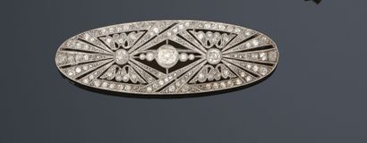 Oval brooch plate decorated with a main brilliant...