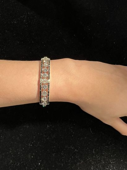 null VAN CLEEF & ARPELS

Flexible ribbon bracelet decorated with a line of 28 diamonds

between...