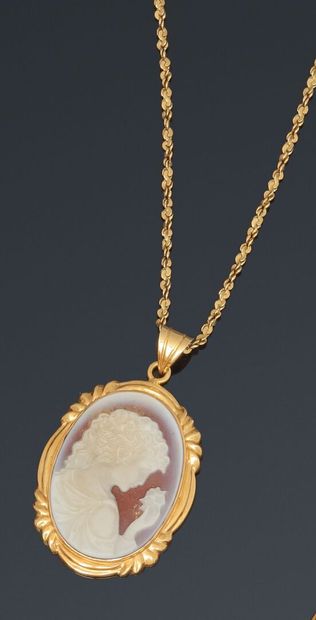 null Oval cameo pendant "Young woman in profile" in a yellow gold frame 

and with...