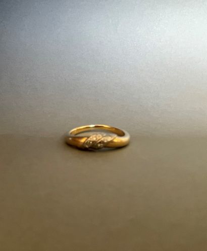 Yellow gold ring decorated with a link motif...
