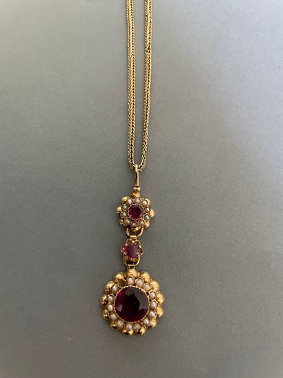 Pendant decorated with three garnets, two...