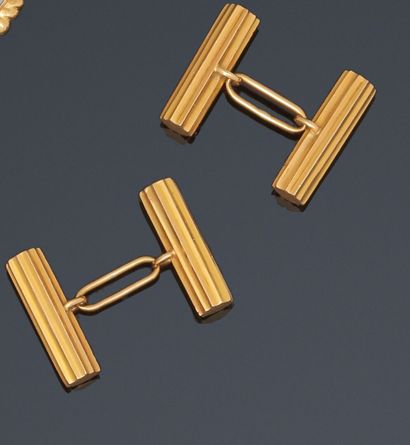 Pair of cufflinks, straight ribbed in yellow...