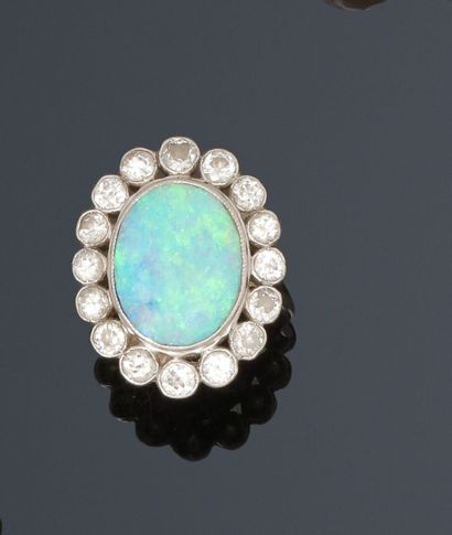 Ring decorated with an oval opal (frosted)...