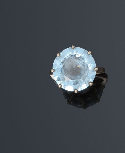 null Ring decorated with a synthetic spinel mounted in solitaire on silver. 

Gross...
