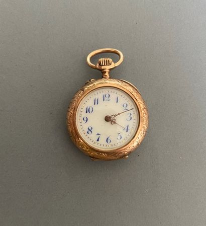 null Montre de col, le boitier en or rose gravé d'un monogramme sur fond de rinceaux....