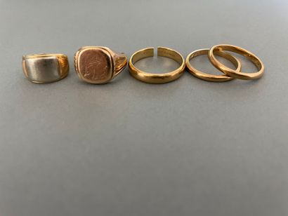 null Lot of yellow gold jewelry including: 

Three wedding rings, two spring rings,...