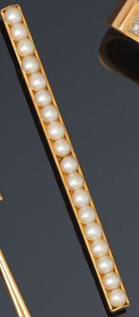 Broche barrette ornée d'une ligne de 18 perles...