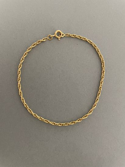  Bracelet chaine en or jaune. 
Poids : 2,5 g. - L. : 18,5 cm